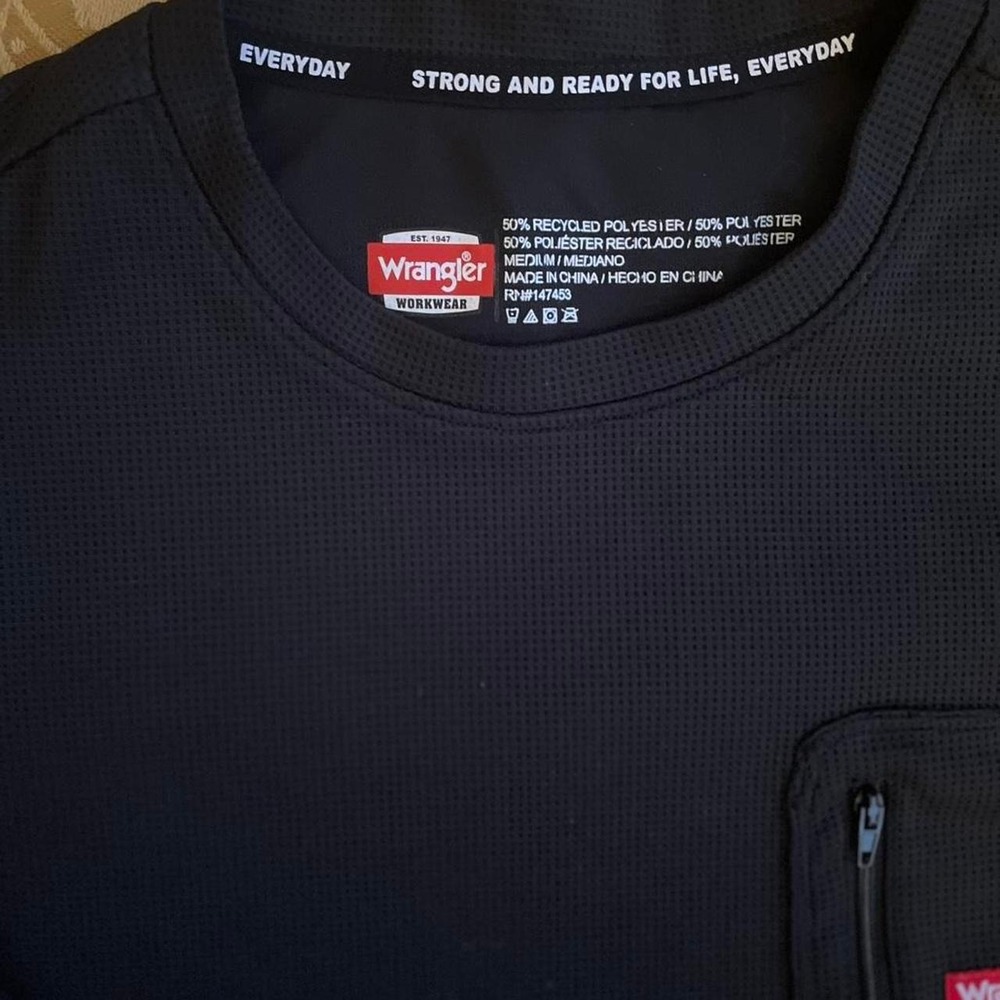 'Wrangler men's thermal black long sleeve shirt with zip pocket size M